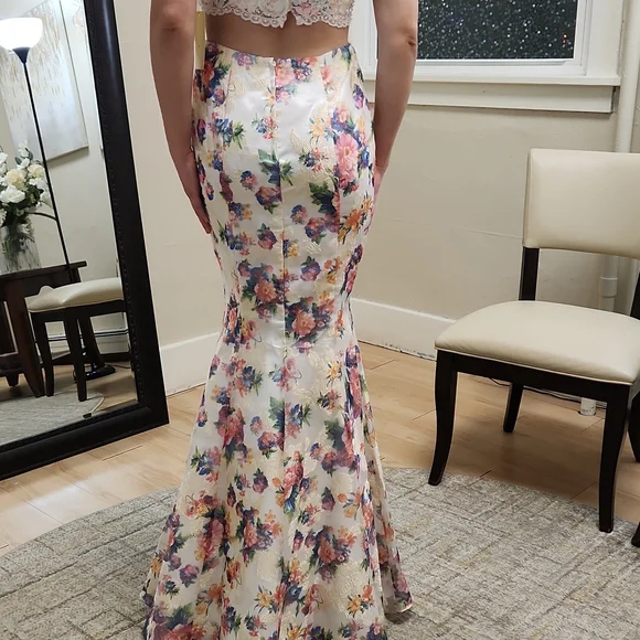 Size 4 to 6 (tag 6) two piece prom dress NWT white/floral design trumpet skirt - Picture 4 of 12